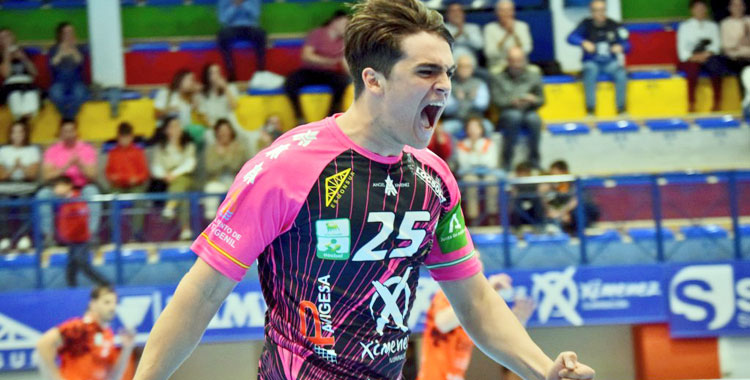 Ferrán López celebrando uno de sus goles al Torrelavega