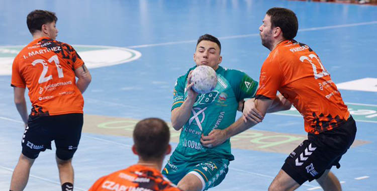 El magiar Janosi entre varios jugadores del Torrelavega en el partido de la primera vuelta.