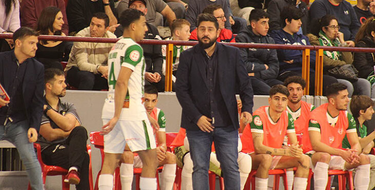 Josan González departiendo con Pulinho en la banda de Vista Alegre