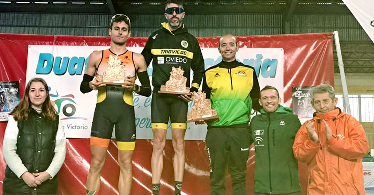 Juan Bautista Expósito comandando el podio masculino en La Victoria. Foto: Federación Andaluza de Triatlón
