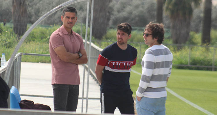 Juanito, Iván Ania y Javi Flores departiendo en la Ciudad Deportiva.