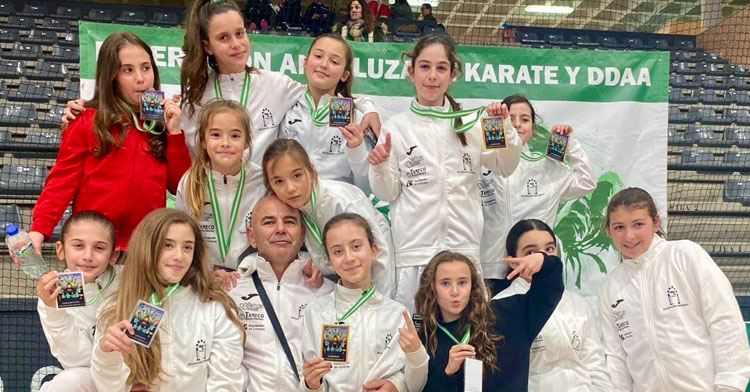 Algunas de las medallistas cordobesas en San Fernando. Foto: Delegación Cordobesa de Karate
