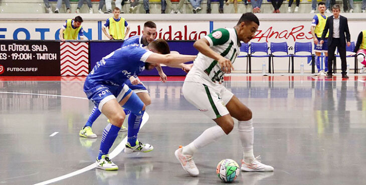 Kaue Pereira protegiendo la pelota ante un rival manzanareño. Foto: Manzanares Televisión