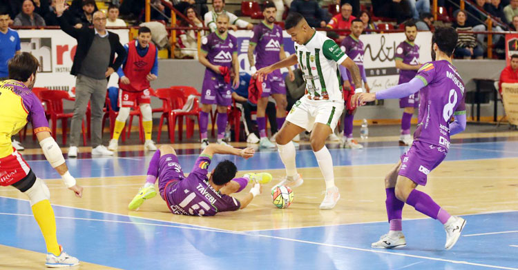 Kaue Pereira ante la defensa del Mallorca Palma Futsal. Foto: Córdoba Futsal