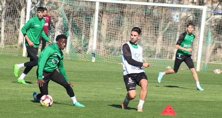 Kike Márquez, que es alta para el partido de Castalia, pasa el balón ante Adilson.