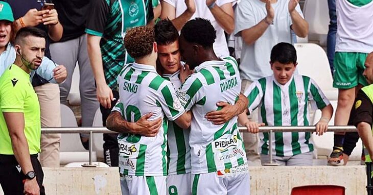 Kuki Zalazar celebra con Simo y Diarra su gol ante el San Fernando. Foto: CCF