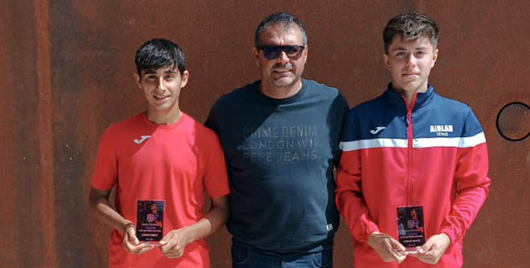 A la izquierda Alejandro López, en el centro Iván Navarro, director y organizador del ITF, y a la derecha, su compañero de dobles, el granadino, Pablo Pérez.