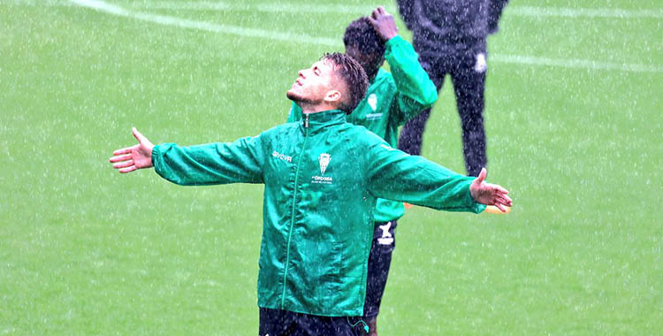 La lluvia fue protagonista toda la Semana Santa y lo seguirá siendo en el Romano este sábado.