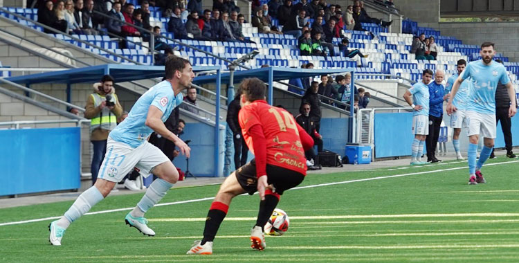 Marcos Pérez intenta iniciar una jugada de ataque para el cuadro de Falete. Foto: Antonio Dávila / Ciudad de Lucena