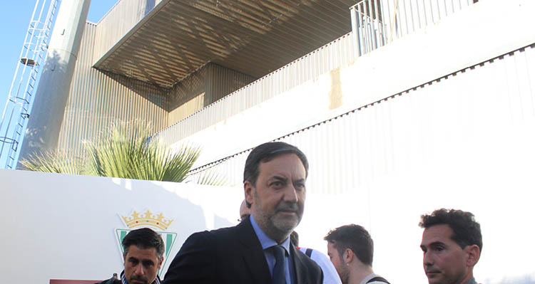 Antonio Fernández Monterrubio bajo el armazón de El Arcángel, precisamente la grada de Anfiteatro que más necesita un adecento como la tribuna.