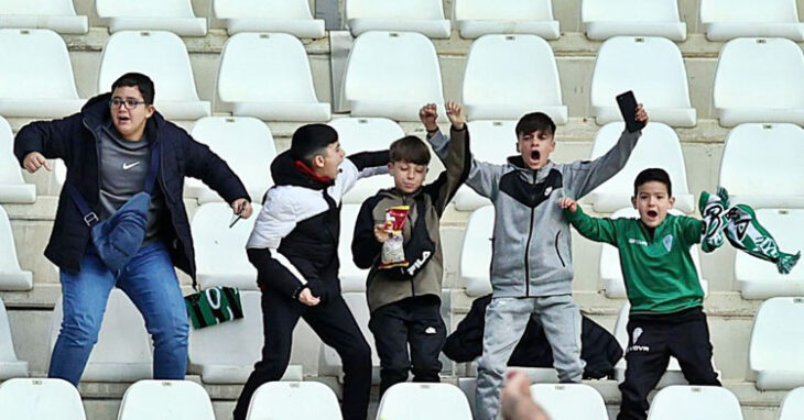 Un grupo de niños celebrando un gol del Córdoba. Foto: CCF