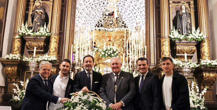 Los representantes del Córdoba en su ofrenda floral a la Señora de Córdoba, acompañados de Salvador Fuentes y José María Bellido. Foto: CCF