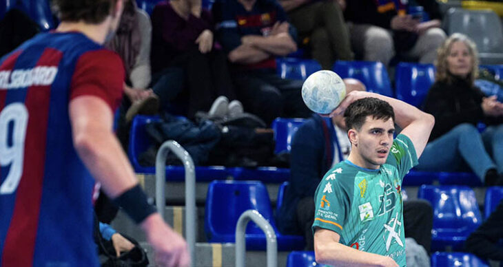 Paco Bernabéu desplazando el balón en el Palau Blaugrana.