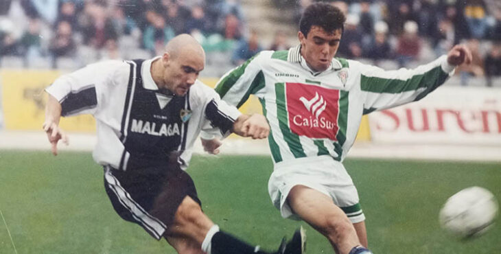 Pedro Aguado intentando bloquear el pase de Movilla en un partido contra el Málaga en El Arcángel.