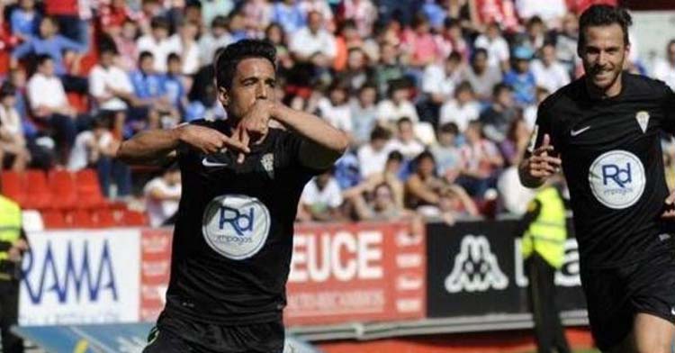 Pedro celebra uno de sus goles en El Molinón en 2014.