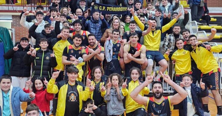 Jugadores y afición del Peñarroya celebran el triunfo. Foto: CP Peñarroya