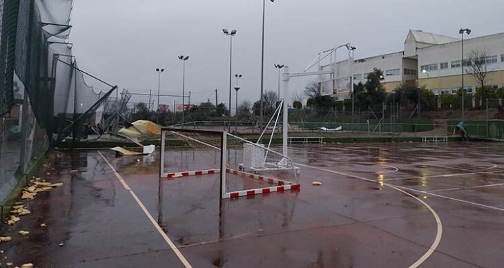 La portería de fútbol sala tumbada sobe la pista de Menéndez Pidal.