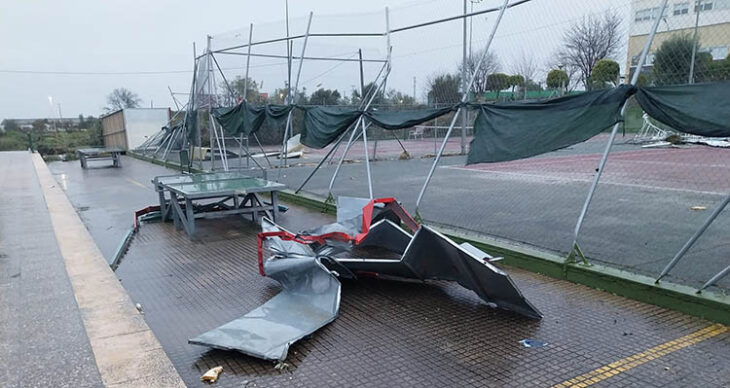 Los efectos del temporal en Córdoba dejaron así las pista polideportiva de las instalaciones de Menéndez Pidal.