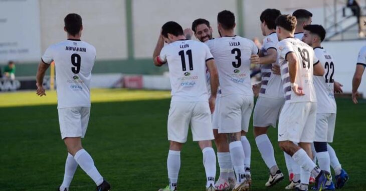 Los jugadores del Pozoblanco celebran un gol. Foto: CD Pozoblanco