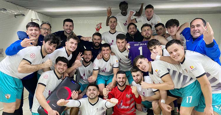 El Pozoblanco celebra su gesta en Chapín. Foto: CD Pozoblanco