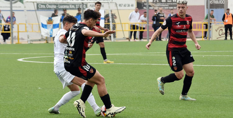 Salva Vegas peleando con un jugador del Xerez CD en el último duelo. Foto: Tino Navas / Salerm Puente Genil