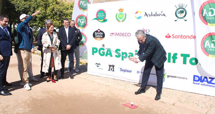 El presidente de la Diputación Provincial, Salvador Fuentes, fue el que mejor golpeó a la bola durante la presentación del PGA by Córdoba.