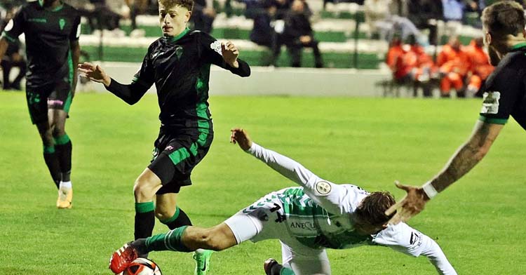 Simo pugna por un balón en Antequera. Foto: CCF
