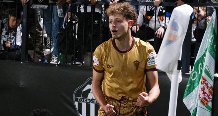 Simo celebrando su gol que significaba el triunfo en Castalia.