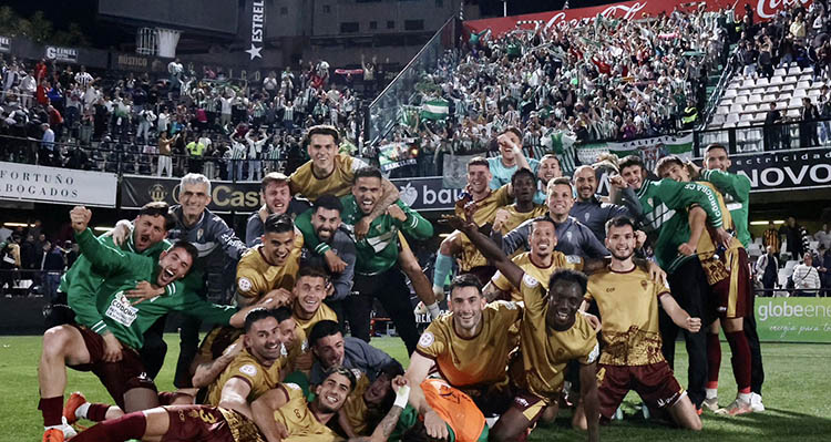 La celebración de la victoria de la plantilla del Córdoba en Castalia con cerca de 500 cordobesistas al fondo.