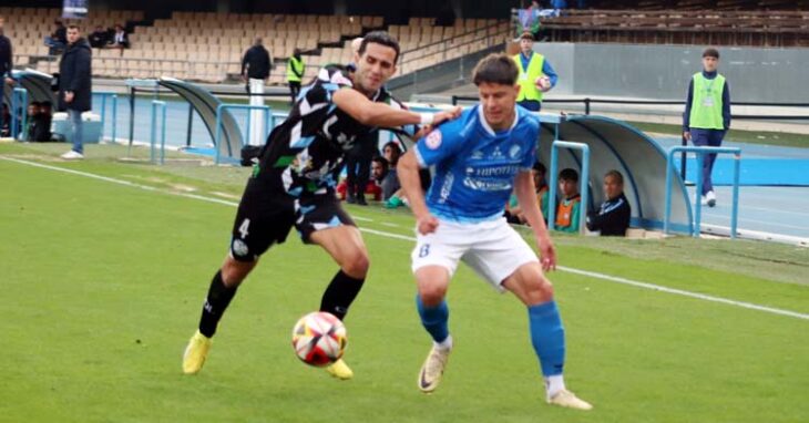 Pugna por el balón en el Xerez DFC-Ciudad de Lucena. Foto: Xerez Deportivo FC