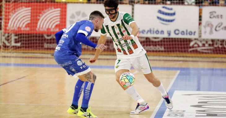 Zequi ante un jugador de Manzanares en el duelo de enero. Foto: Córdoba Futsal