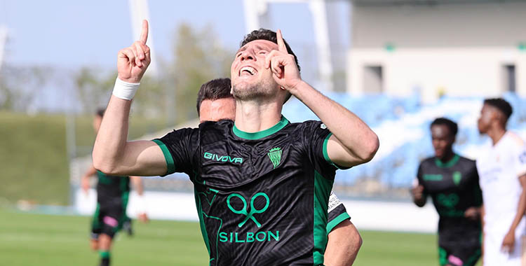 Alberto Toril dedicando su gol a su madre fallecida hace poco más de un mes.