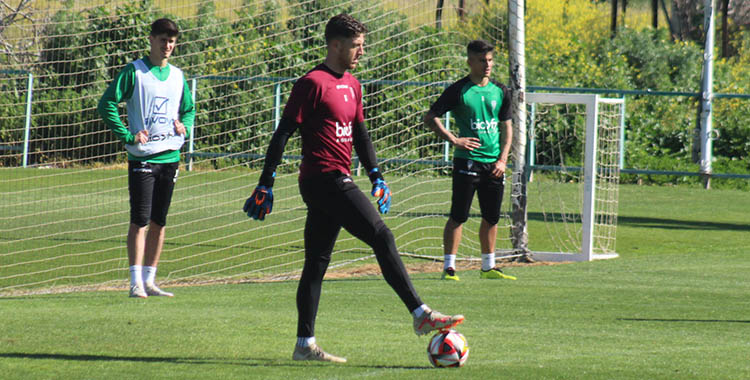 Carlos Marín buscando un compañero para poner el balón en juego.