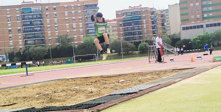 Un atleta saltando en el foso de longitud de El Fontanar. Foto: @IMDECO_