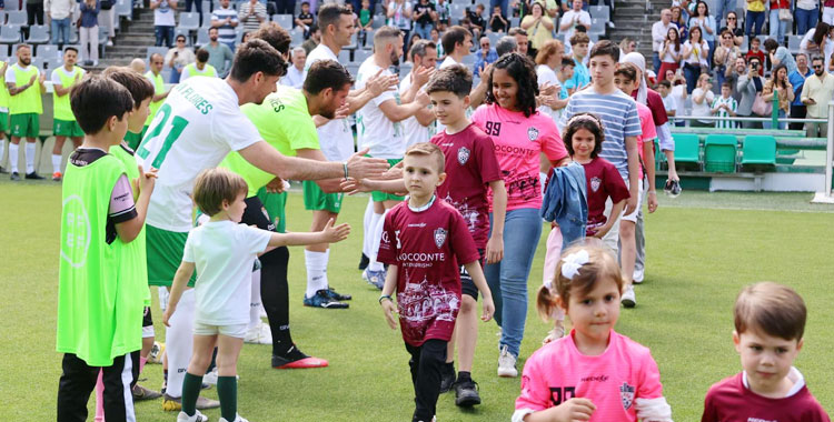 Javi Flores saludando a algunos niños en los prolegómenos del duelo en El Arcángel. Foto: CCF