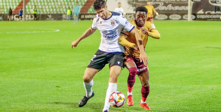 Adilson luchando con un jugador del Mérida. Foto: AD Mérida