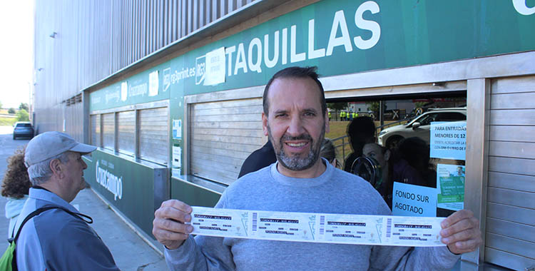 Un abonado cordobesista mostrando las cuatro entradas que compró para el partido ante el Málaga.