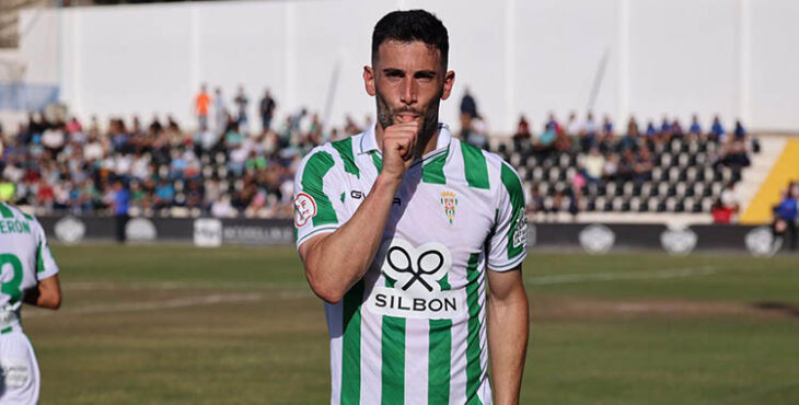 Carlos Albarrán dedicando su gol en Alicante a su hijo.