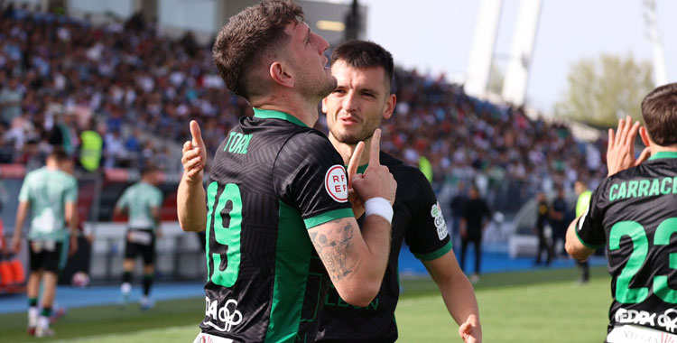 Alberto Toril dedicando al cielo, para su madre, el gol definitivo para la victoria del Córdoba ante el Real Madrid Castilla. Foto: CCF