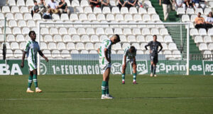 Los jugadores del Córdoba lamentan la derrota ante el Alcoyano. Foto: Natalia Román