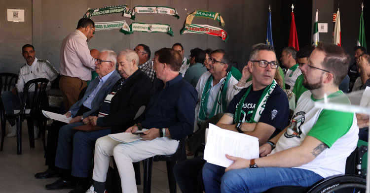 Representantes de las peñas en la asamblea promovida por el Córdoba. Foto: CCF