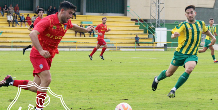 El Montilla, de rojo, cayó en el Carlos Piña. Foto: Montilla CF