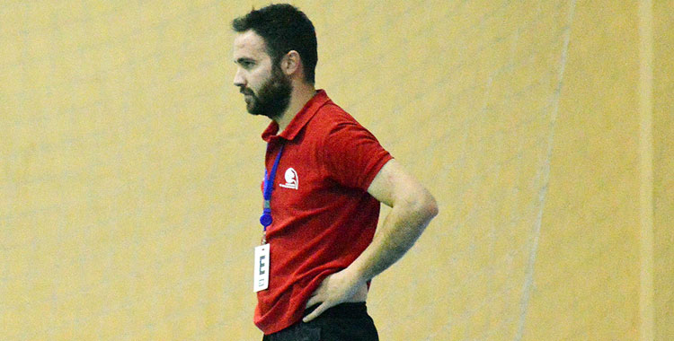 Benito Puerto, brazos en jarra, sigue el partido desde su área técnica. Foto: CBM