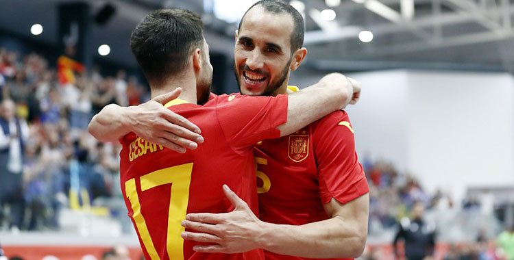 Boyis y César, los dos cordobeses, celebrando uno de sus goles a Paraguay. Foto: RFEF