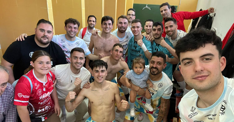 Los jugadores del Bujalance festejan su triunfo. Foto: Beconet Bujalance