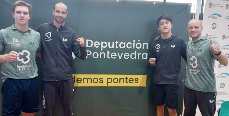 Los jugadores del Cajasur Priego tras conquistar la cancha pontevedresa