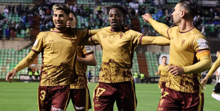 Calderón, Adilson y Kike Márquez celebrando el gol del luso en Mérida. Foto: CCF