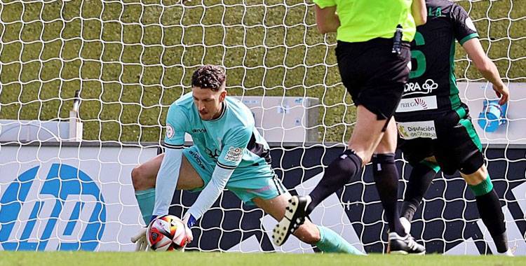 Carlos Marín atenaza un balón en el encuentro ante el Castilla. Foto: CCF
