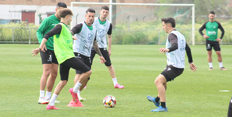 Simo intenta robar el balón a Carracedo en pleno entrenamiento.