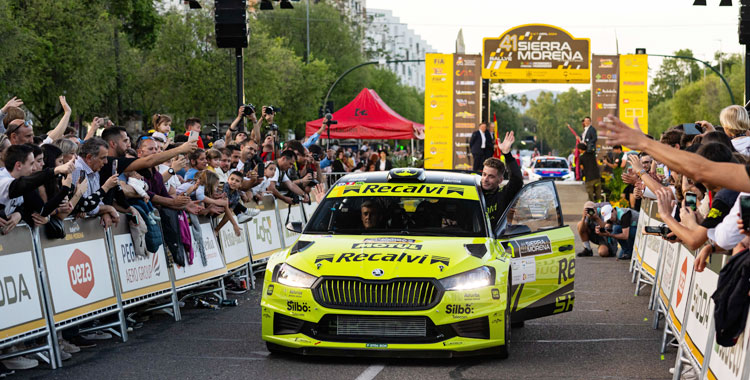 El público vibrando con uno de los pilotos del rally. Foto: Rally Sierra Morena